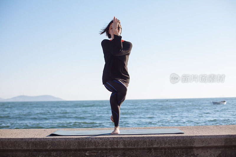 在海边做瑜伽的女人