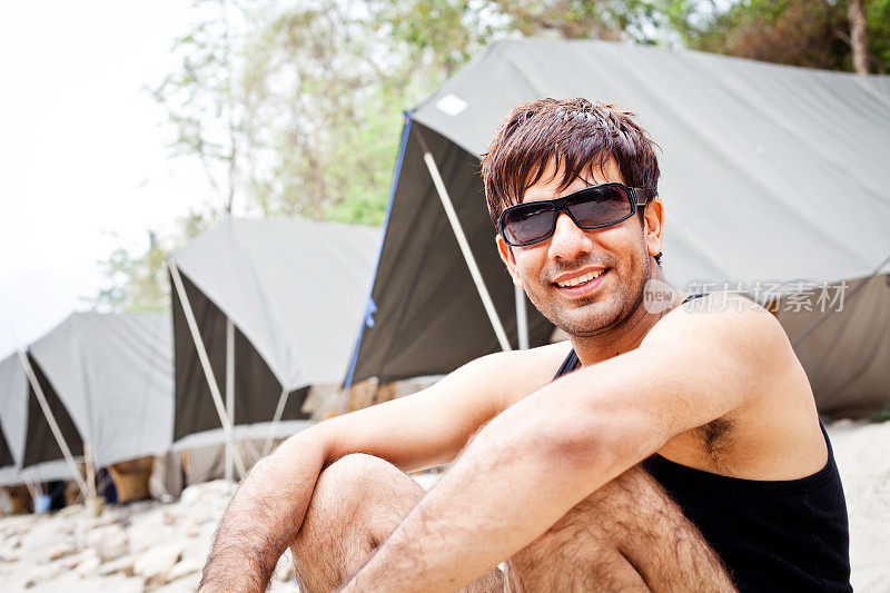 一个放松的亚洲印度男性在瑞诗凯诗的一个营地