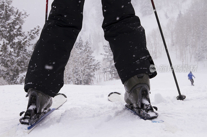 用新鲜的山粉学习下坡滑雪。