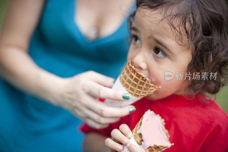 妈妈和儿子在吃冰淇淋