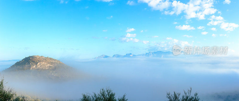 在一个雾蒙蒙的清晨，从哨兵峰俯瞰图森