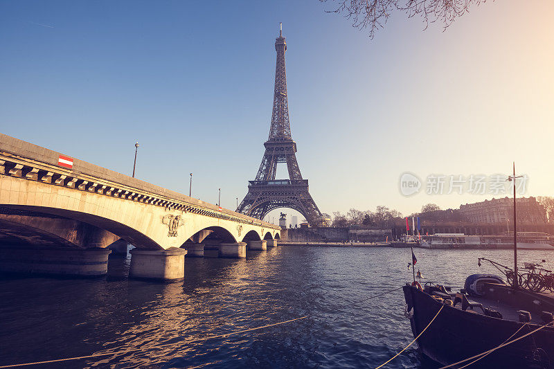 埃菲尔铁塔和桥在巴黎