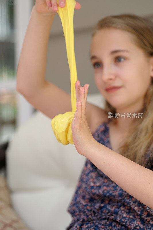 十多岁的女孩玩自制的黏液