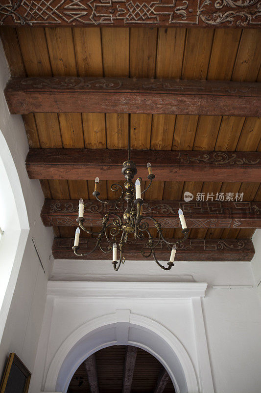 旧的木制天花板和灯
