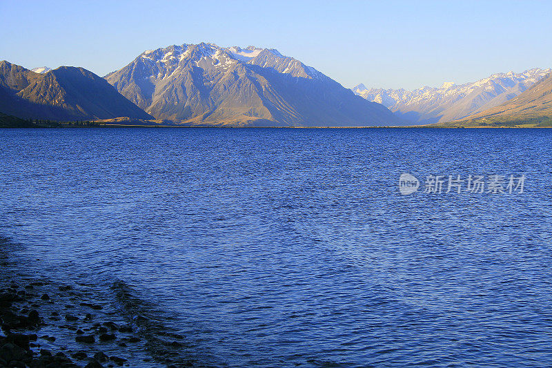 瓦纳卡湖风景在戏剧性的日落，田园诗般的奥塔哥，南新西兰