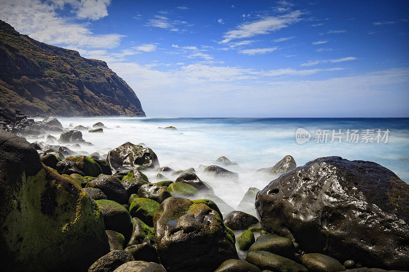 波尔图莫尼兹海滩的海岸风景