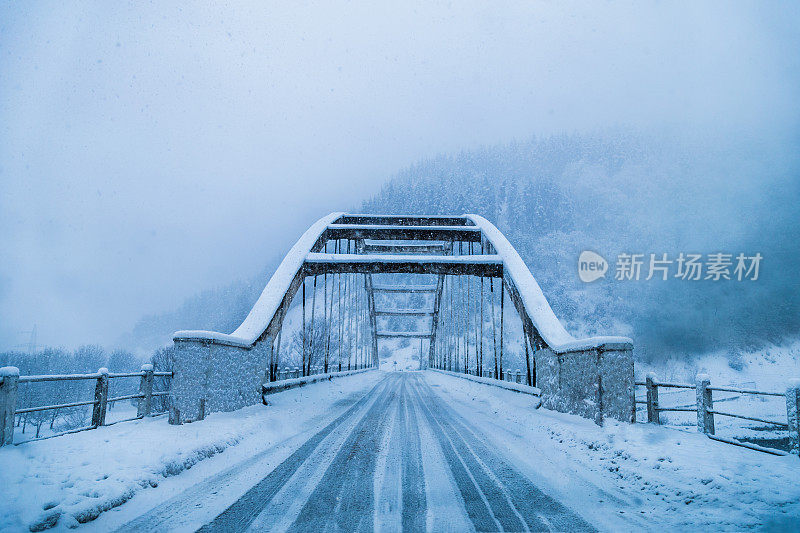 开车还是不开车!冬季的暴风雪正在逼近