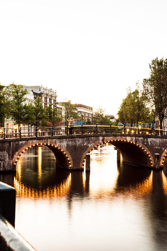 阿姆斯特丹市中心典型的运河桥