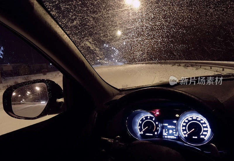 从路边的车里看挡风玻璃上的冰冻雪