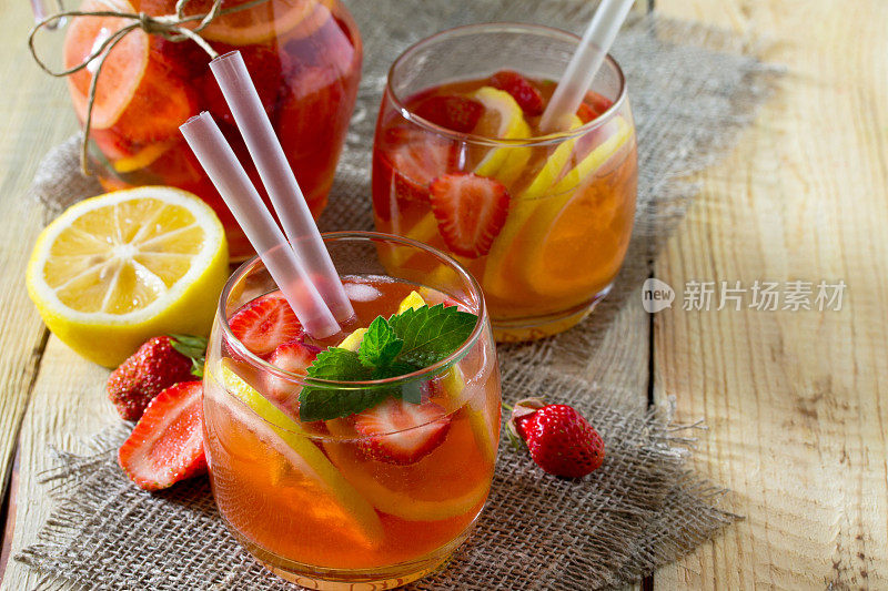 水果的水。草莓，柠檬，薄荷，清爽的夏日饮品。健康和饮食营养的概念。