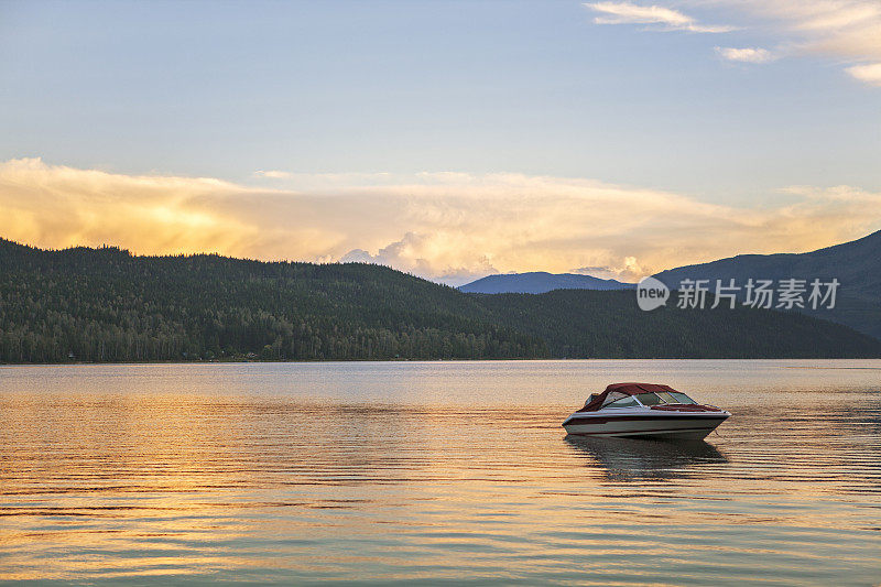 摩托艇停泊在舒瓦普湖的水面上
