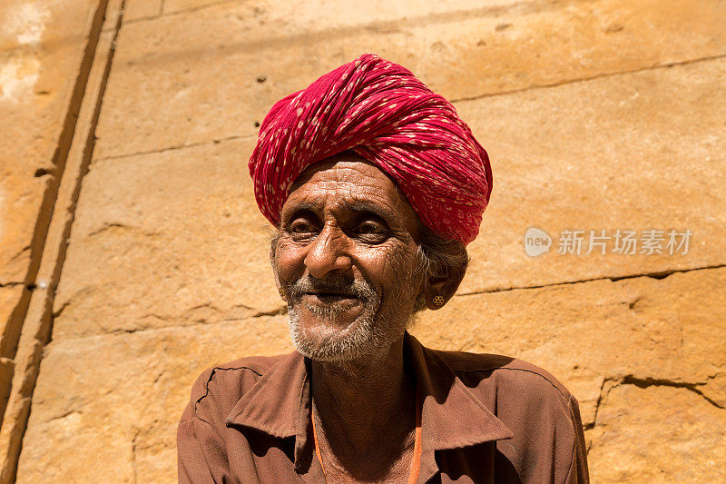 印度拉贾斯坦邦的贾伊萨默堡，一名印度老人在弹奏传统乐器