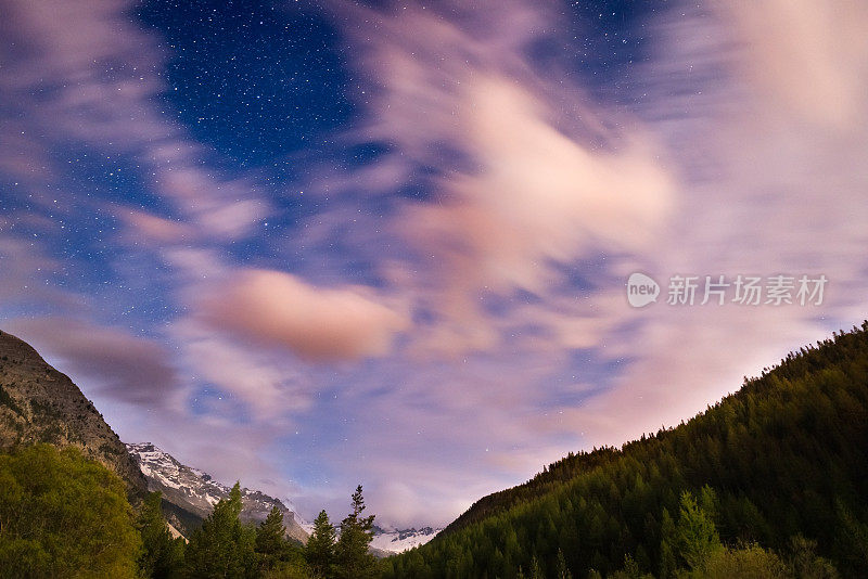阿尔卑斯山上的星空与模糊的彩云