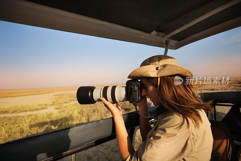 女游客拍摄非洲大草原照片