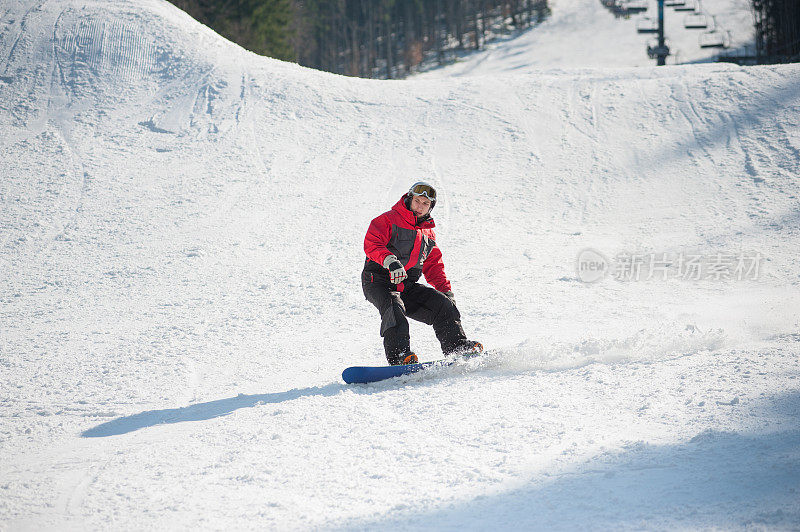 滑雪板在跳跃后在新雪上滑行