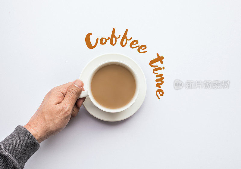 咖啡时间文字与男手握杯咖啡。