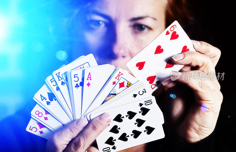 一个女人在赌场赌博时亮出了她的牌