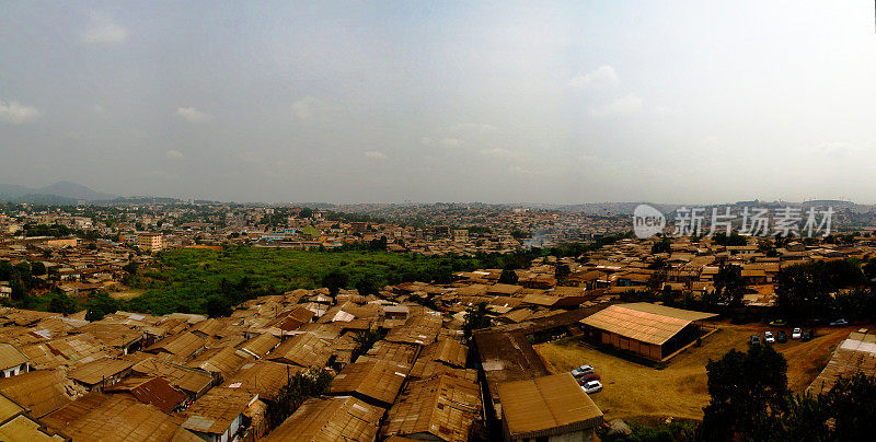喀麦隆首都雅温得的空中城市景观