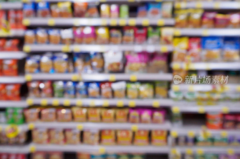 抽象模糊超市的货架上摆满了各种零食、薯片等食品产品