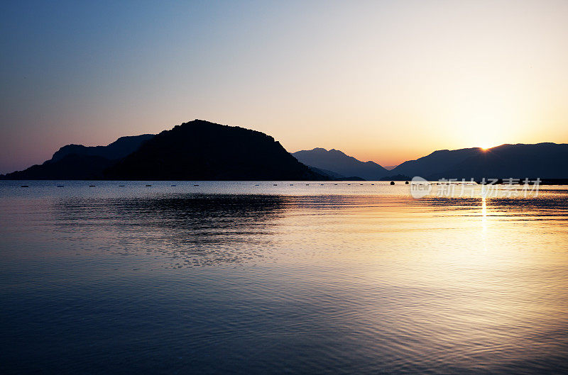 美丽的早晨海景与山的背景。Marmaris。火鸡