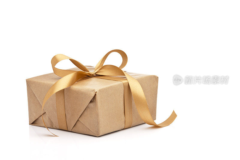 棕色礼盒与金色丝带孤立在白色背景