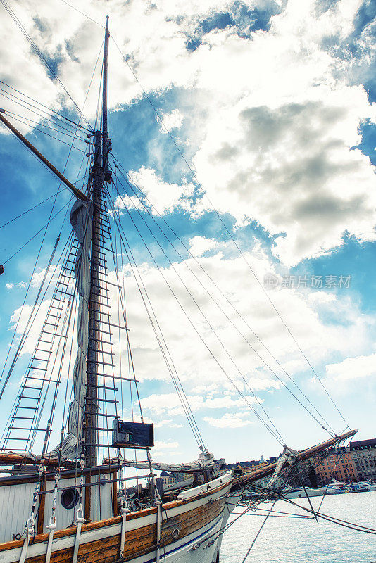 芬兰赫尔辛基码头上的老帆船