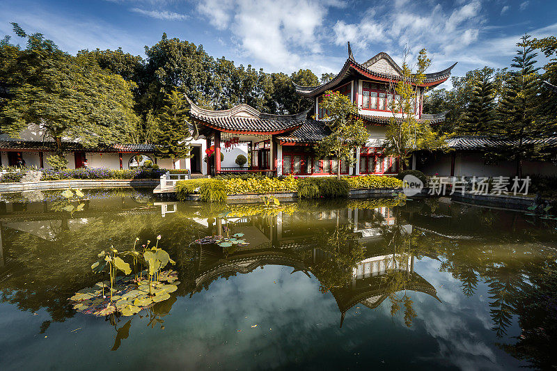 带有池塘和中式花园的传统中式房子。
