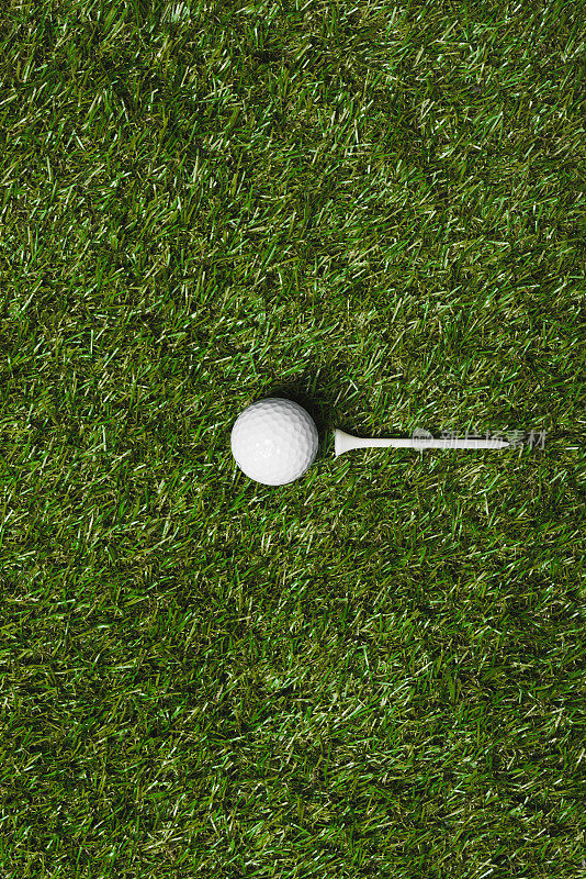 草地上的高尔夫球和球座俯视图