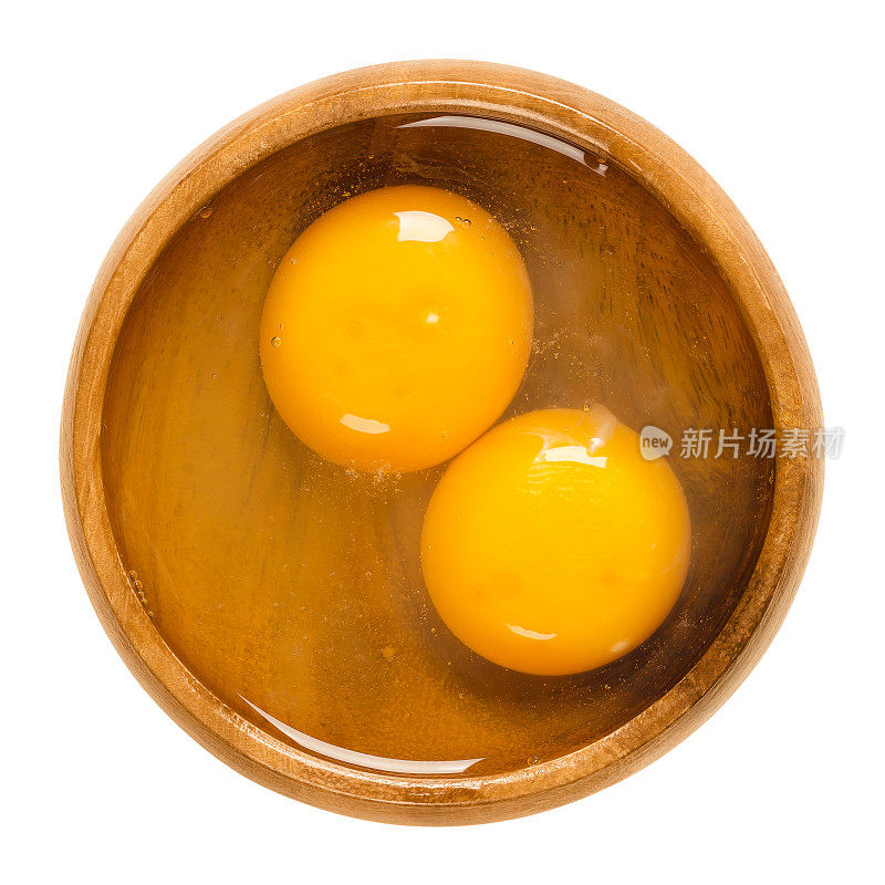 两个生鸡蛋打在木碗里