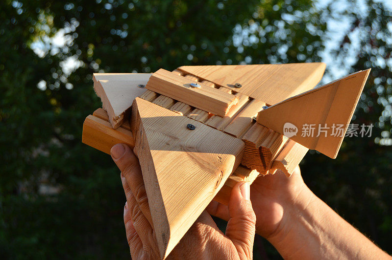 自制木制玩具飞机在男人的手中，旅行的概念，梦想，自由，与孩子玩耍