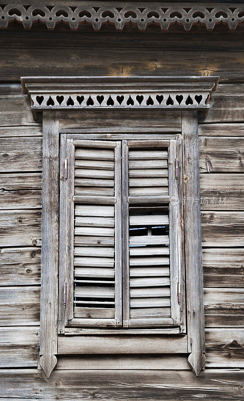 一扇带有装饰元素的俄罗斯老木屋的窗户