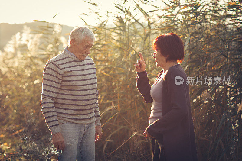 一位年长的女士对她的丈夫很生气，因为他吸烟