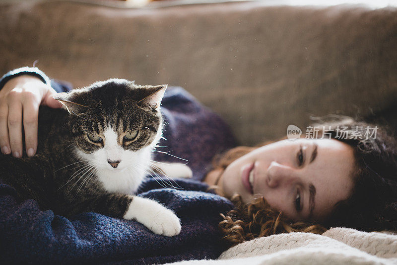 美丽的年轻女孩和她的猫