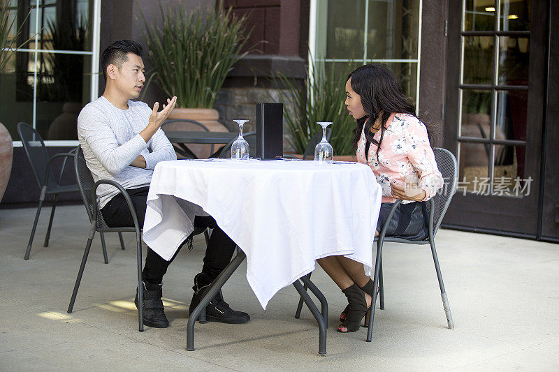 一对情侣在户外咖啡馆约会时吵架
