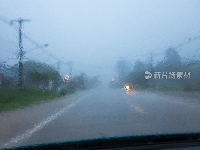 驾驶视点在暴雨中