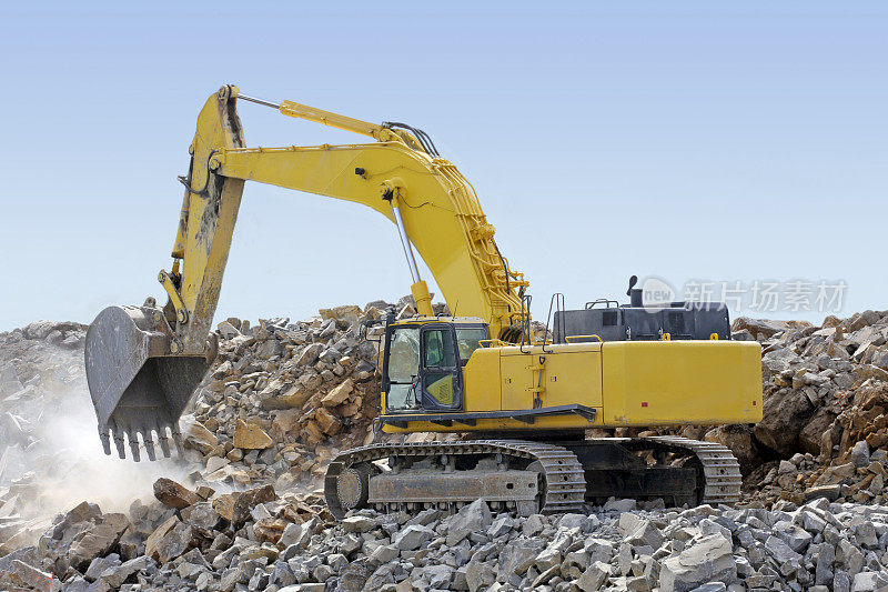 大型挖掘机在新建道路施工现场作业