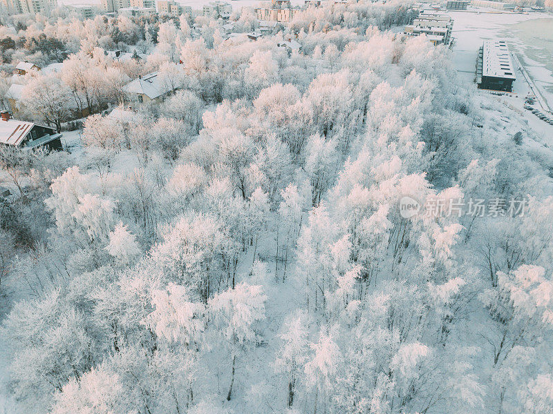 斯堪的纳维亚村庄完全被雪覆盖。芬兰图尔库