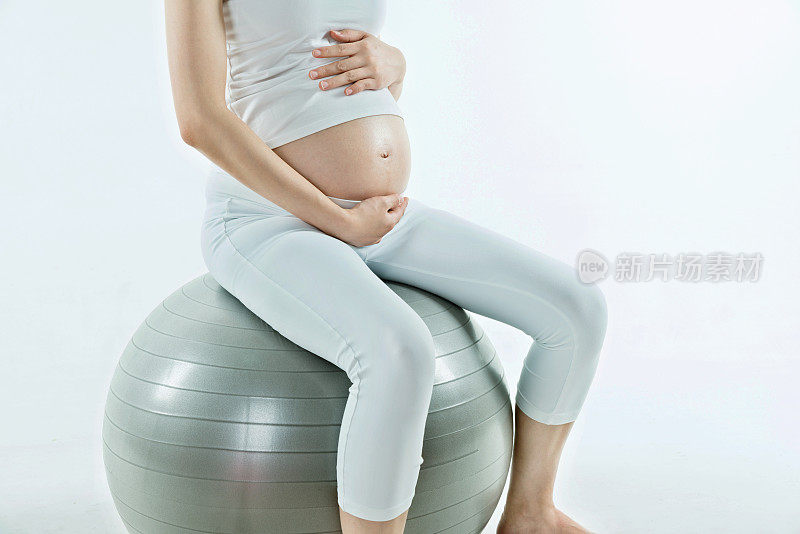 孕妇坐在健身球上