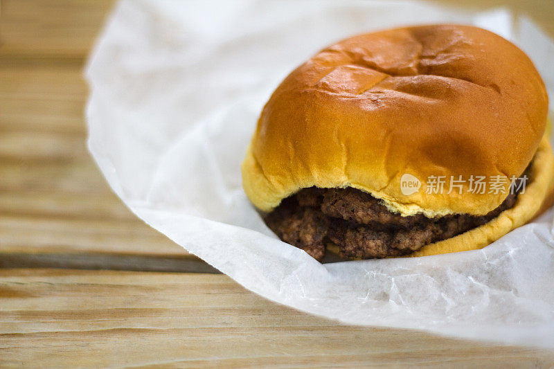 野餐桌上白纸上的小汉堡(特写)