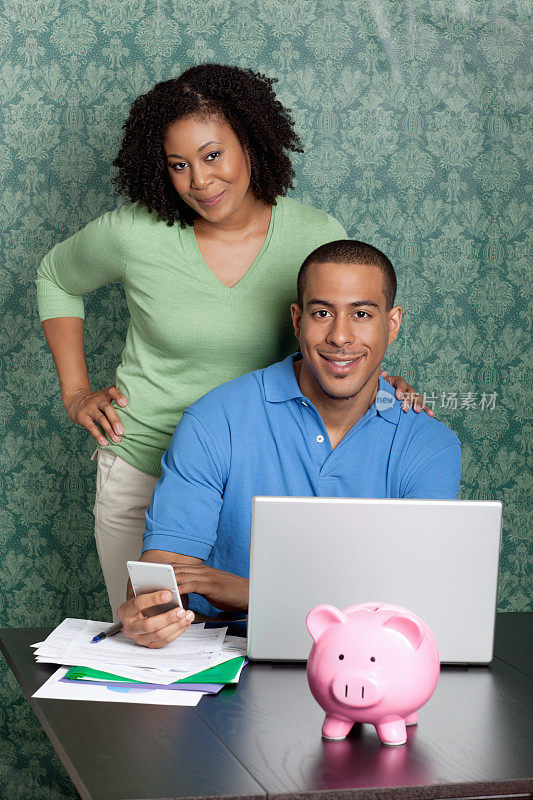 夫妇在家里使用网上银行支付账单