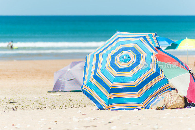 蓝色沙滩帐篷伞