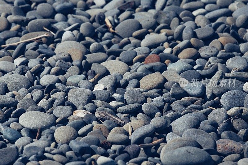 宁静的蓝色灰色石头全框架平静和平的海滩背景