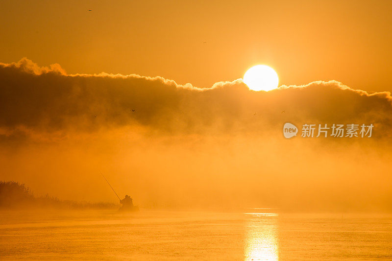 黎明在岸边的海湾里