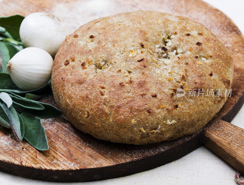 面包和面包卷放在白底或切菜板上