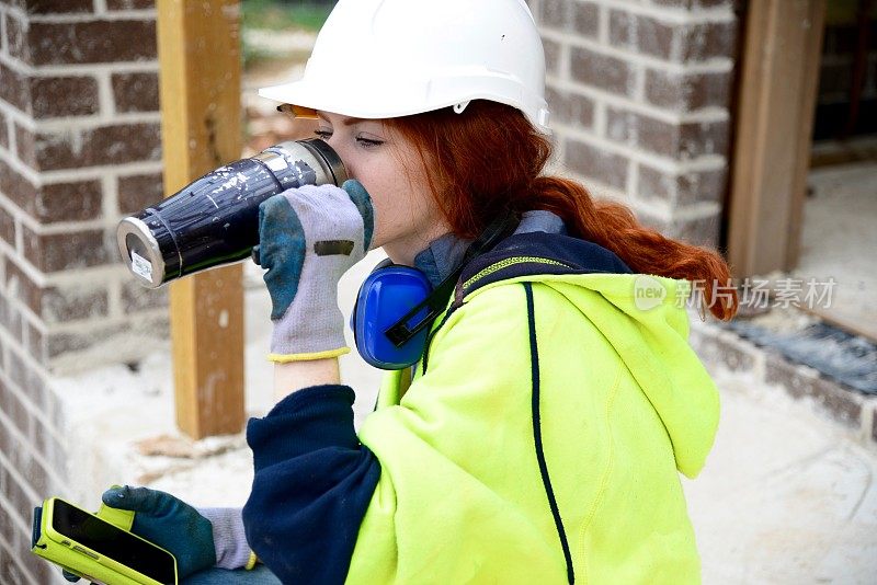 SYD112017女建筑工人在工作中休息