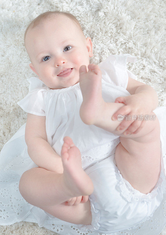 快乐的10个月大的婴儿肖像在快乐的婴儿姿势