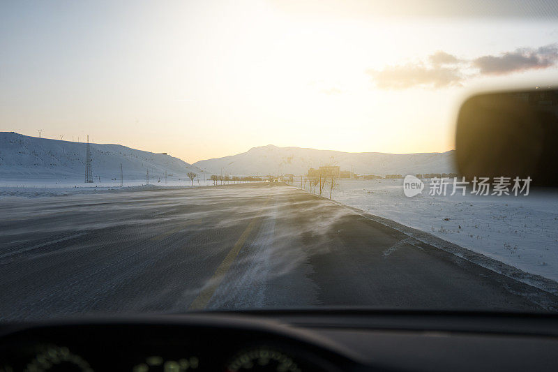 路被雪覆盖，冬天风景空旷