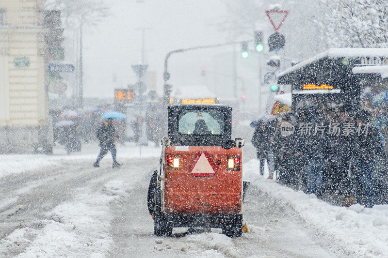 二月的正午，城市地区有暴风雪