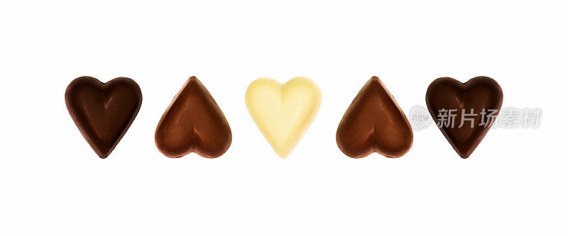 白色背景上孤立的心形巧克力。白巧克力、牛奶巧克力和黑巧克力。前视图。甜蜜的情人节糖果背景。浪漫的象征