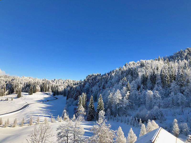 欧洲阿尔卑斯山的冬季景观和街道被雪覆盖